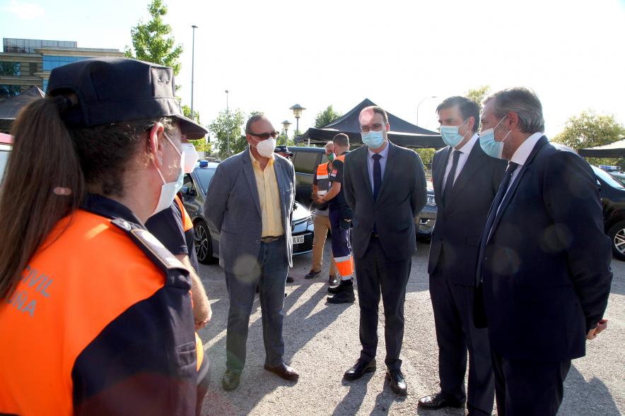 Entrega Reconocimiento a Toyota por Protección Civil de Madrid - Enrique López, Consejero de la Comunidad de Madrid, el vicealcalde Arranz y  Miguel Carsi, CEO de Toyota, junto a los voluntarios de Protección Civil.