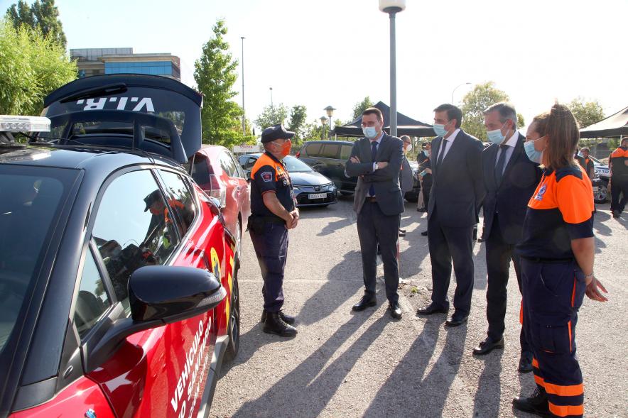 Entrega Reconocimiento a Toyota por Protección Civil de Madrid - Enrique López, Consejero de la Comunidad de Madrid, el vicealcalde Arranz y  Miguel Carsi, CEO de Toyota, conversan con los voluntarios de Protección Civil.