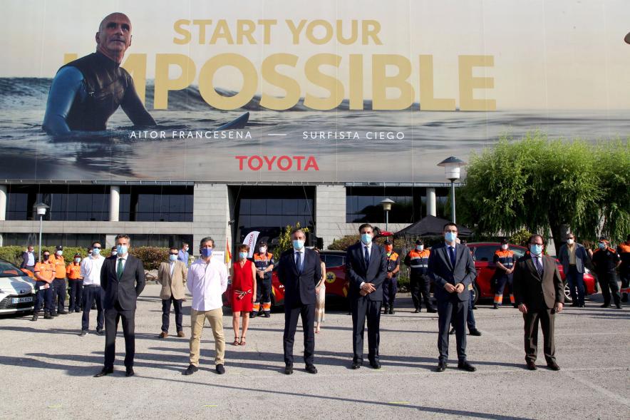 Entrega Reconocimiento a Toyota por Protección Civil de Madrid - Enrique López, Consejero de la Comunidad de Madrid, el vicealcalde Arranz y  Miguel Carsi, CEO de Toyota, posan frente a la  sede  de Toyota.