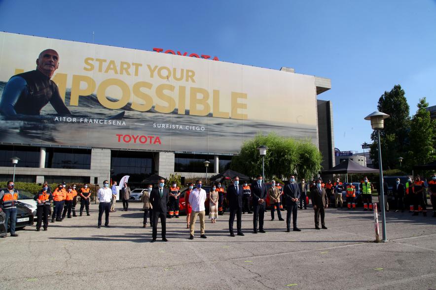 Entrega Reconocimiento a Toyota por Protección Civil de Madrid - Posado de las autoridades empresariales, municipales  y  en el exterior de la empresa Toyota, con las medidas de seguridad. 