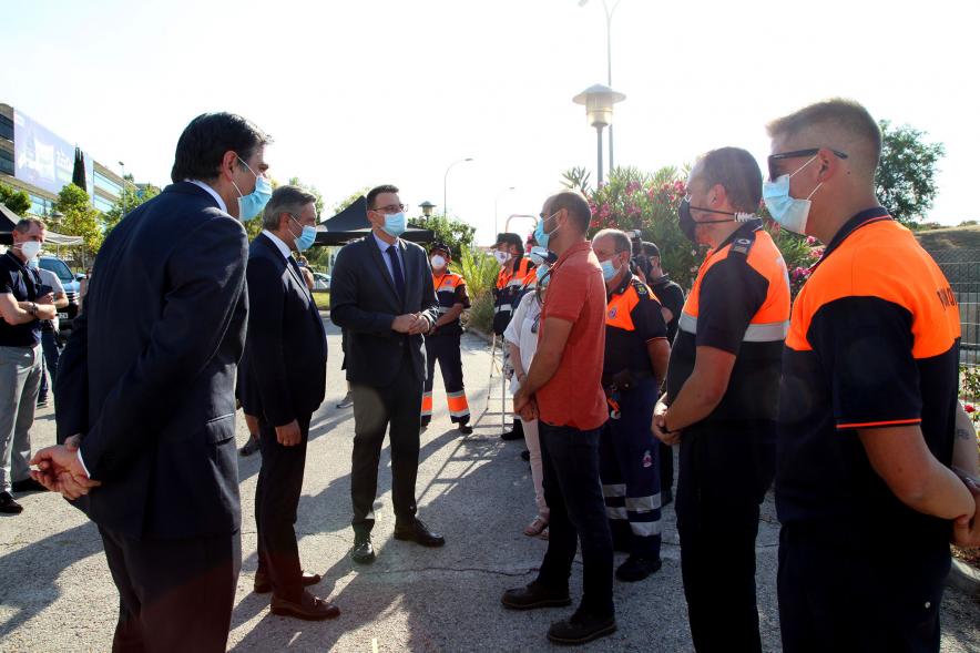 Entrega Reconocimiento a Toyota por Protección Civil de Madrid - Enrique López, Consejero de la Comunidad de Madrid, el vicealcalde Arranz y  Miguel Carsi, CEO de Toyota, junto a los voluntarios de Protección Civil.