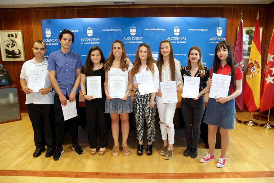 Reconocimiento Alumnos Excelentes Curso 2017-18 - Imagen del posado de las alumnas y alumnos premiados.