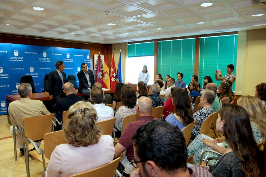 Reconocimiento Alumnos Excelentes Curso 2017-18 - Imagen del alcalde García de Vinuesa y otra persona diciendo unas palabras a las personas asistentes al acto.