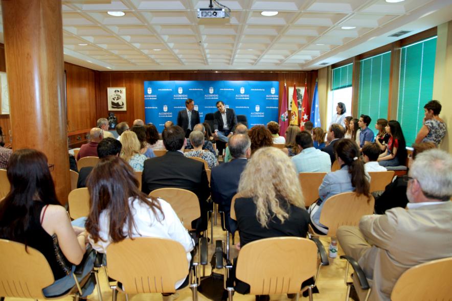 Reconocimiento Alumnos Excelentes Curso 2017-18 - Imagen vista general de las personas asistentes al acto.