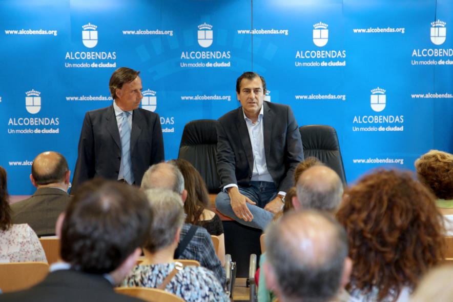 Reconocimiento Alumnos Excelentes Curso 2017-18 - Imagen del alcalde García de Vinuesa y otra persona diciendo unas palabras a las personas asistentes al acto.