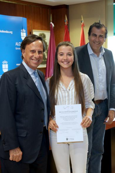 Reconocimiento Alumnos Excelentes Curso 2017-18 - Imagen del alcalde García de Vinuesa y otra persona posando con una de las alumnas premiadas.
