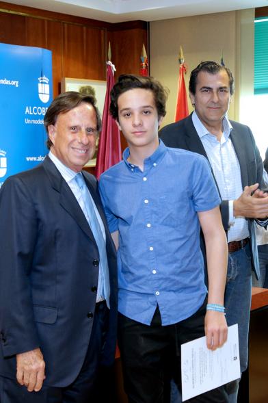 Reconocimiento Alumnos Excelentes Curso 2017-18 - Imagen del alcalde García de Vinuesa y otra persona posando con uno de los alumnos premiados.