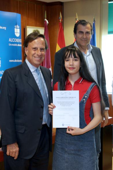 Reconocimiento Alumnos Excelentes Curso 2017-18 - Imagen del alcalde García de Vinuesa y otra persona posando con uno de las alumnas premiados.