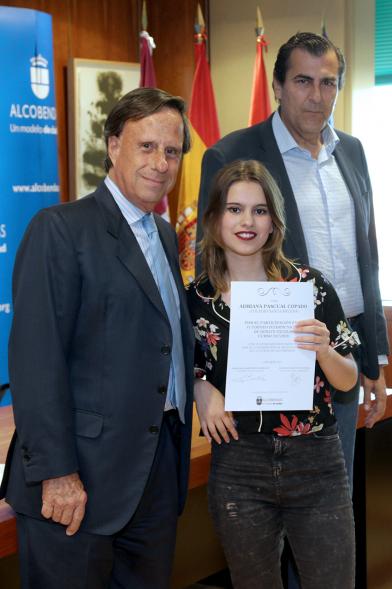 Reconocimiento Alumnos Excelentes Curso 2017-18 - Imagen del alcalde García de Vinuesa y otra persona posando con una de las alumnas premiadas.