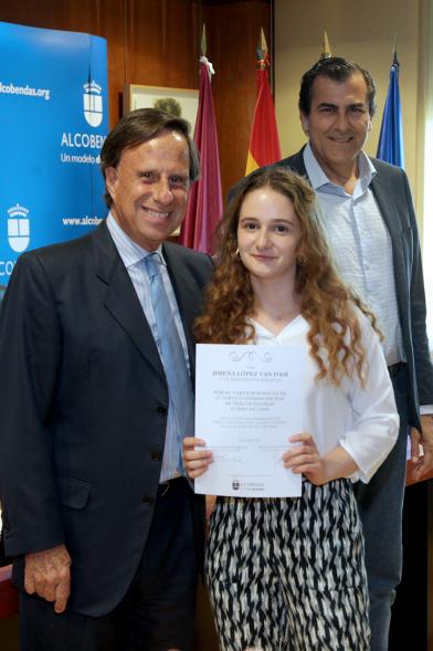 Reconocimiento Alumnos Excelentes Curso 2017-18 - Imagen del alcalde García de Vinuesa y otra persona posando con una de las alumnas premiadas.