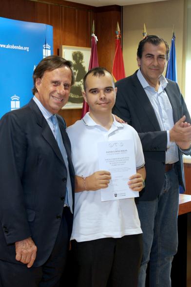 Reconocimiento Alumnos Excelentes Curso 2017-18 - Imagen del alcalde García de Vinuesa y otra persona posando con uno de los alumnos premiados.