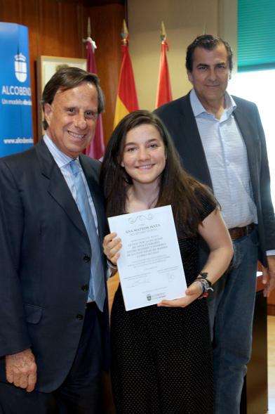 Reconocimiento Alumnos Excelentes Curso 2017-18 - Imagen del alcalde García de Vinuesa y otra persona posando con una de las alumnas premiadas.