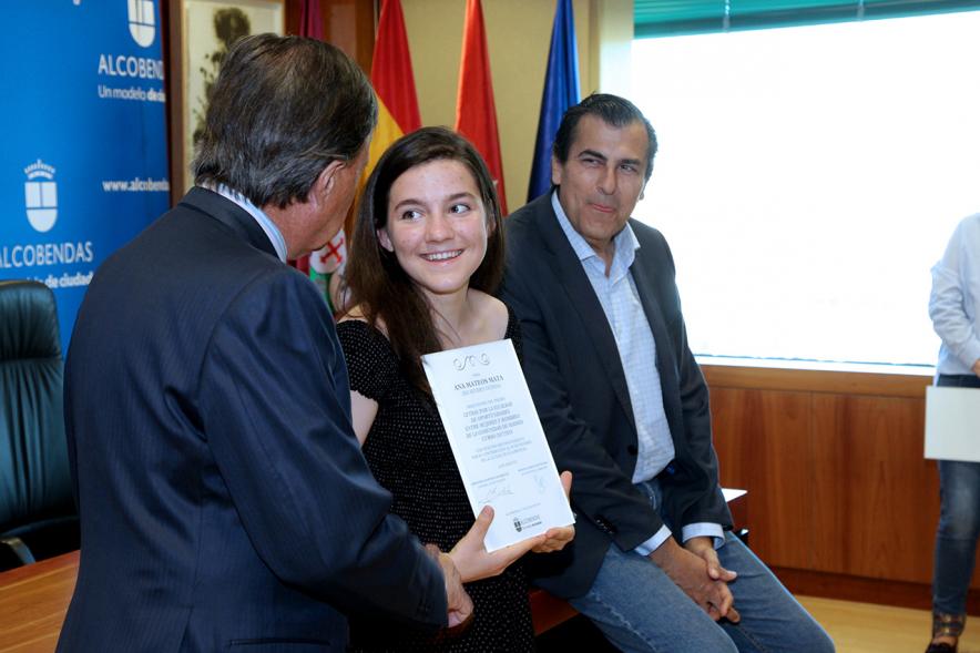 Reconocimiento Alumnos Excelentes Curso 2017-18 - Imagen del alcalde García de Vinuesa y otra persona posando con una de las alumnas premiadas.