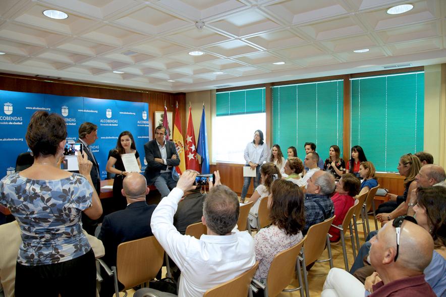 Reconocimiento Alumnos Excelentes Curso 2017-18 - Imagen alumna con su diploma de excelencia diciendo unas palabras a las personas asistentes al acto.