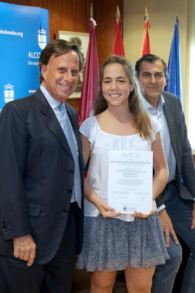 Reconocimiento Alumnos Excelentes Curso 2017-18 - Imagen del alcalde García de Vinuesa y otra persona posando con una de las alumnas premiadas.