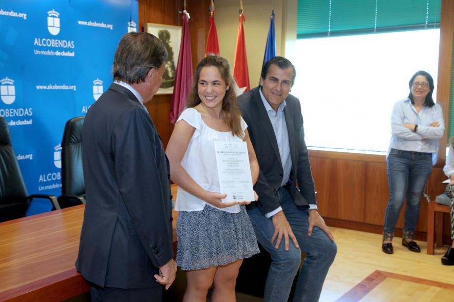 Reconocimiento Alumnos Excelentes Curso 2017-18 - Imagen del alcalde García de Vinuesa y otra persona posando con una de las alumnas premiadas.