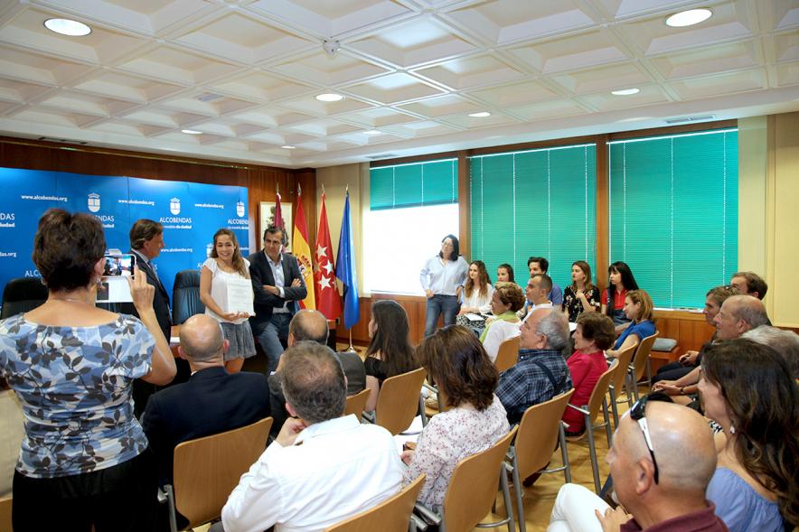 Reconocimiento Alumnos Excelentes Curso 2017-18 - Imagen alumna con su diploma de excelencia diciendo unas palabras a las personas aistentes al acto.