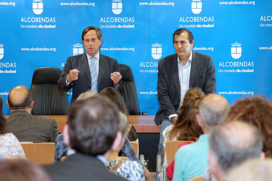 Reconocimiento Alumnos Excelentes Curso 2017-18 - Imagen del alcalde García de Vinuesa y otra persona diciendo unas palabras a las personas asistentes al acto.