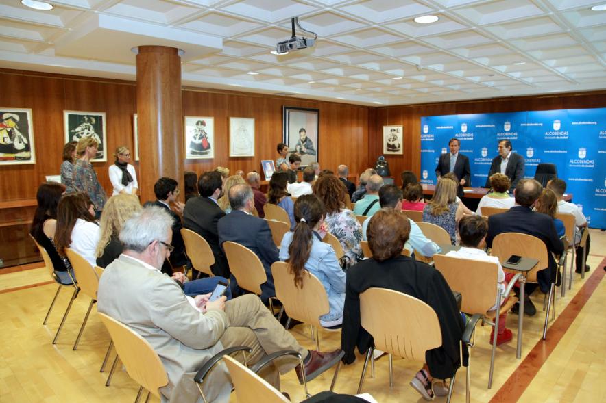 Reconocimiento Alumnos Excelentes Curso 2017-18 - Imagen vista general de las personas asistentes al acto.