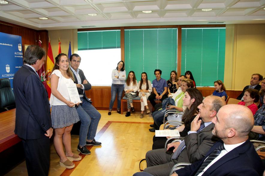 Reconocimiento Alumnos Excelentes Curso 2017-18 -  Imagen alumna con su diploma de excelencia diciendo una palabras a las personas asistentes al acto.