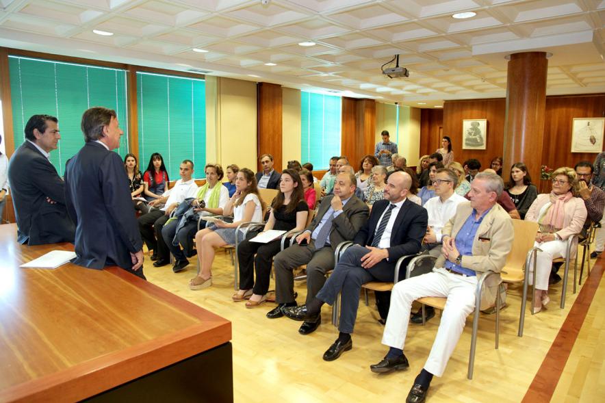 Reconocimiento Alumnos Excelentes Curso 2017-18 - Imagen del alcalde García de Vinuesa y otra persona diciendo unas palabras a las personas asistentes al acto.