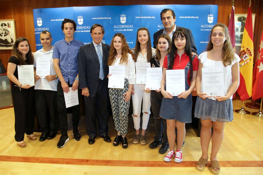 Reconocimiento Alumnos Excelentes Curso 2017-18 - Imagen del alcalde García de Vinuesa y otra persona posando con las alumnas y alumnos premiados.