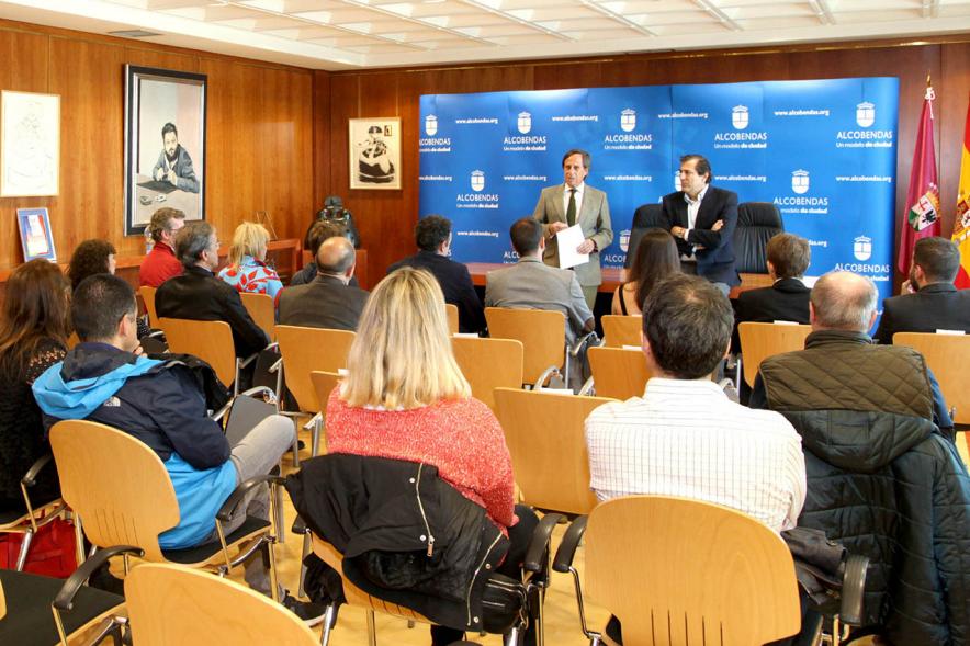 Reconocimiento a Alumnos Excelentes 2018/2019 - Imagen del alcalde García de Vinuesa y el concejal de cultura Fernando Martínez charlando con los asistentes.