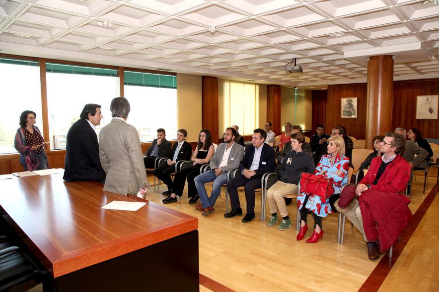 Reconocimiento a Alumnos Excelentes 2018/2019 - Imagen del alcalde García de Vinuesa y el concejal de cultura Fernando Martínez charlando con los asistentes.