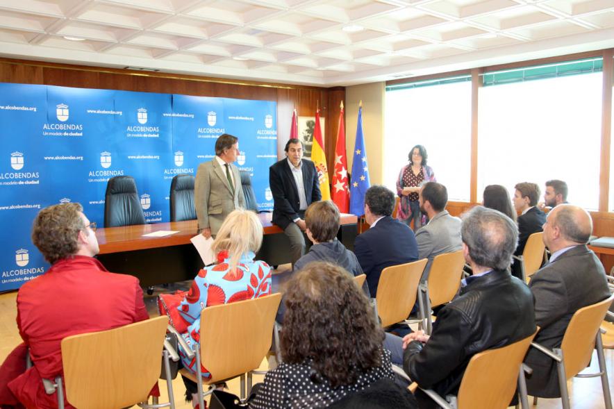 Reconocimiento a Alumnos Excelentes 2018/2019 - Imagen del alcalde García de Vinuesa y el concejal de cultura Fernando Martínez charlando con los asistentes.