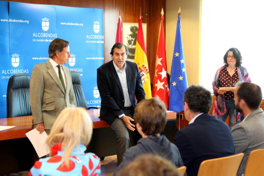 Reconocimiento a Alumnos Excelentes 2018/2019 - Imagen del alcalde García de Vinuesa y el concejal de cultura Fernando Martínez charlando con los asistentes.