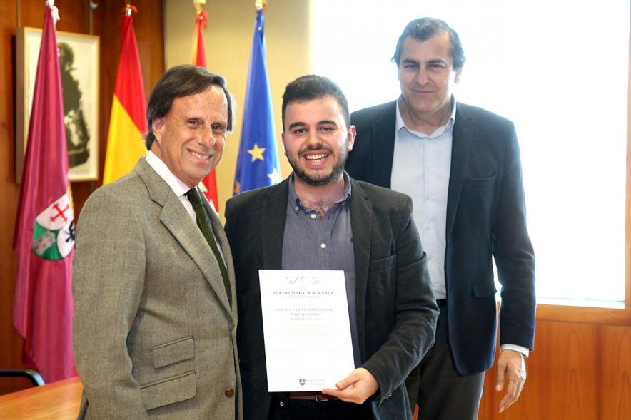 Reconocimiento a Alumnos Excelentes 2018/2019 - Imagen del alcalde García de Vinuesa y el concejal de cultura Fernando Martínez entregando su diploma al alumno Diego Martín Álvarez.
