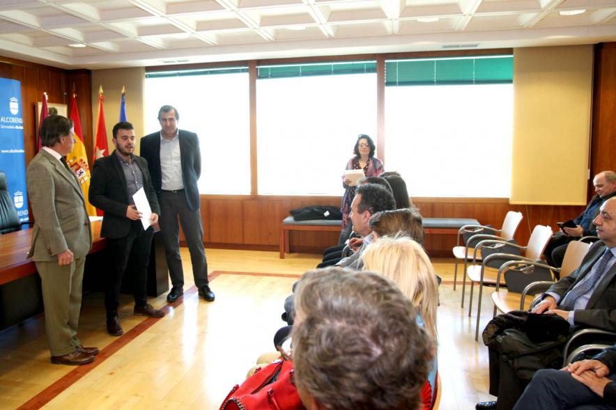 Reconocimiento a Alumnos Excelentes 2018/2019 - Imagen del alcalde García de Vinuesa y el concejal de cultura Fernando Martínez posando junto al alumno Diego Martín Álvarez después de recibir su diploma.