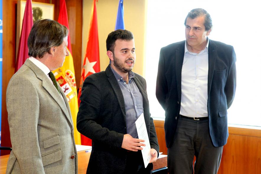 Reconocimiento a Alumnos Excelentes 2018/2019 - Imagen del alcalde García de Vinuesa y el concejal de cultura Fernando Martínez posando junto al alumno Diego Martín Álvarez después de recibir su diploma.