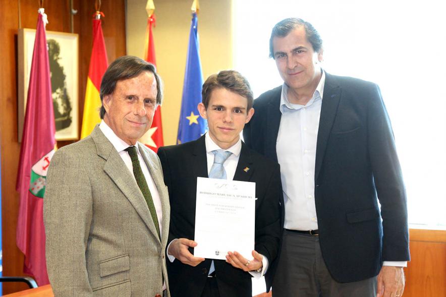 Reconocimiento a Alumnos Excelentes 2018/2019 - Imagen del alcalde García de Vinuesa y el concejal de cultura Fernando Martínez entregando su diploma al alumno Rodrigo Marlasca Aparicio.