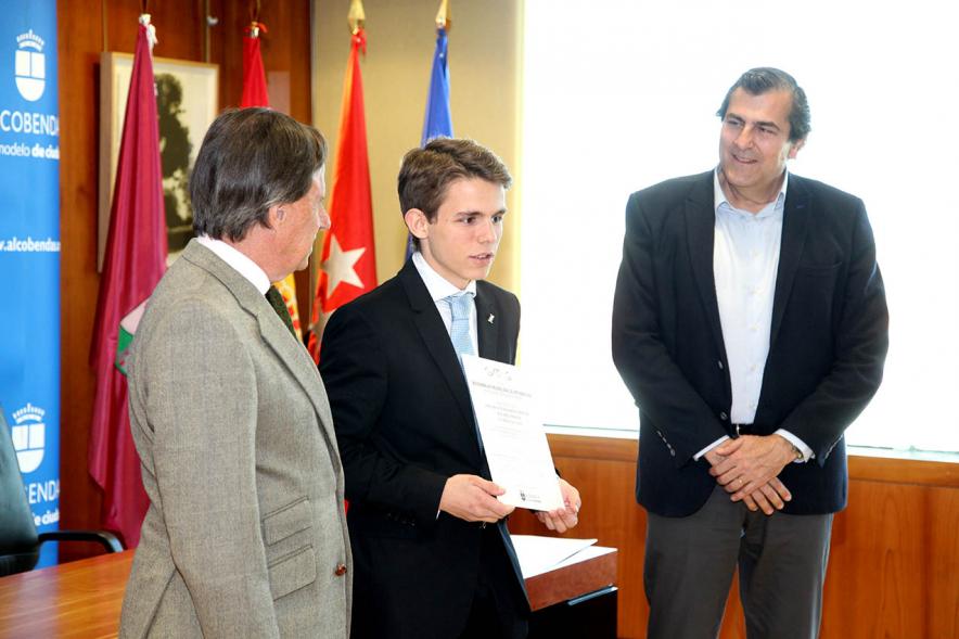 Reconocimiento a Alumnos Excelentes 2018/2019 - Imagen del alcalde García de Vinuesa y el concejal de cultura Fernando Martínez posando junto al alumno Rodrigo Marlasca Aparicio después de recibir su diploma.