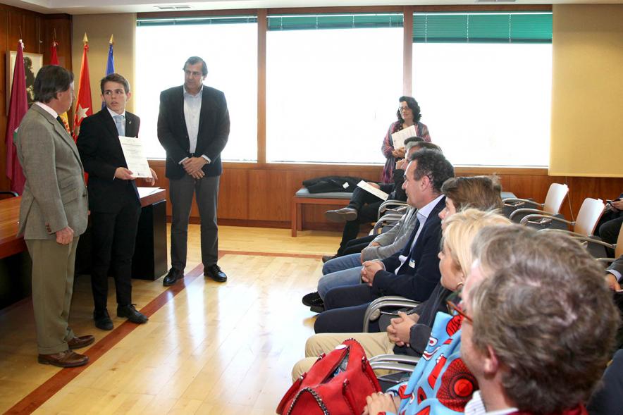 Reconocimiento a Alumnos Excelentes 2018/2019 - Imagen del alumno Rodrigo Marlasca Aparicio diciendo unas palabras después de recibir su diploma.