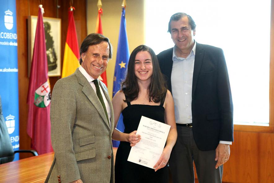 Reconocimiento a Alumnos Excelentes 2018/2019 - Imagen del alcalde García de Vinuesa y el concejal de cultura Fernando Martínez posando junto a la alumna Mar Becares Escuriola después de recibir su diploma.
