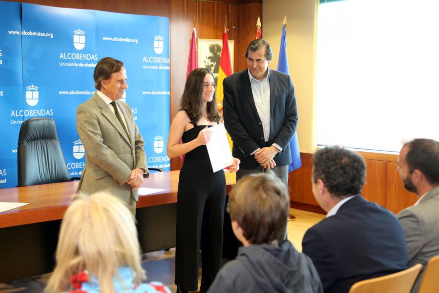 Reconocimiento a Alumnos Excelentes 2018/2019 -  Imagen del alcalde García de Vinuesa y el concejal de cultura Fernando Martínez entregando su diploma a la alumna Mar Becares Escuriola.