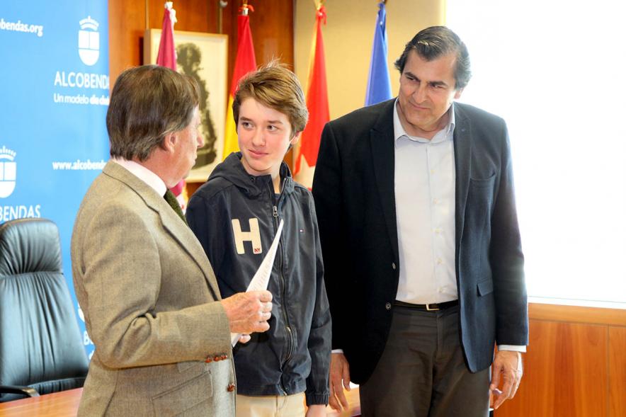 Reconocimiento a Alumnos Excelentes 2018/2019 - Imagen del alcalde García de Vinuesa y el concejal de cultura Fernando Martínez junto al alumno Tomás Pardina que sufrió una parada cardiorrespiratoria. 