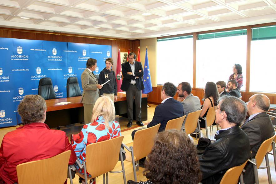 Reconocimiento a Alumnos Excelentes 2018/2019 - Imagen del alcalde García de Vinuesa y el concejal de cultura Fernando Martínez con un alumno de la entrega de diplomas.