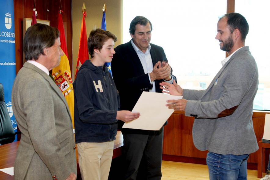 Reconocimiento a Alumnos Excelentes 2018/2019 - Imagen del alumno Tomás Pardina el diploma a uno de los profesores, Alberto Paredes que le salvó la vida al sufrir una parada cardiorrespiratoria. 