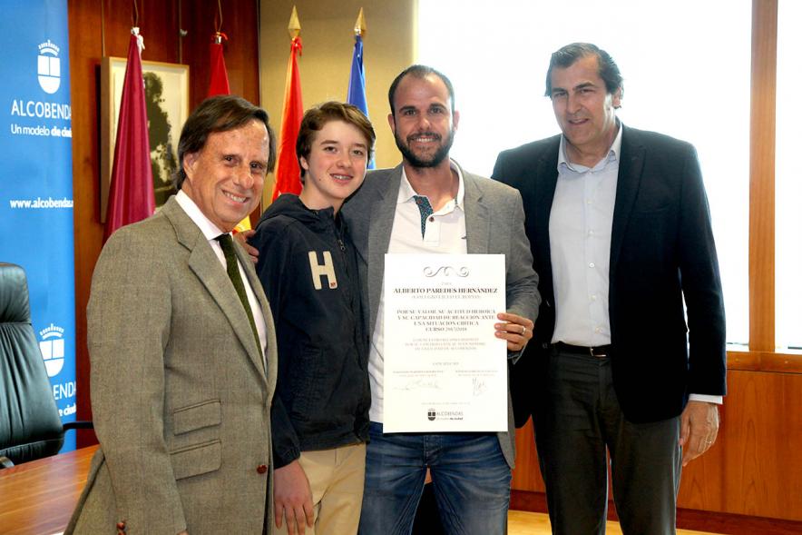 Reconocimiento a Alumnos Excelentes 2018/2019 - Imagen del alcalde García de Vinuesa y el concejal de cultura Fernando Martínez junto al alumno Tomás Pardina a uno de los profesores, Alberto Paredes después de recibir su diploma.  