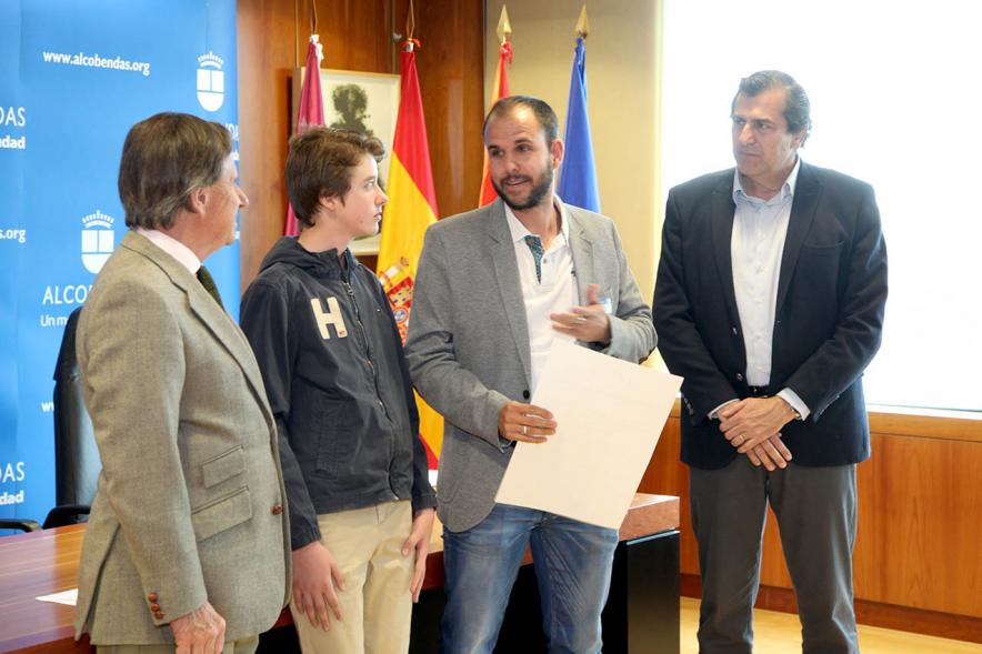 Reconocimiento a Alumnos Excelentes 2018/2019 - Imagen del alcalde García de Vinuesa y el concejal de cultura Fernando Martínez junto al alumno Tomás Pardina a uno de los profesores, Alberto Paredes después de recibir su diploma.  