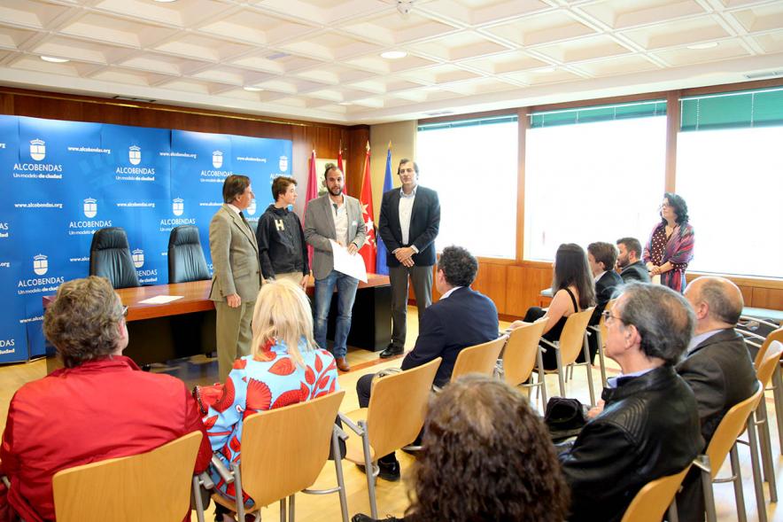 Reconocimiento a Alumnos Excelentes 2018/2019 - Imagen del alcalde García de Vinuesa y el concejal de cultura Fernando Martínez junto al alumno Tomás Pardina a uno de los profesores, Alberto Paredes después de recibir su diploma.  