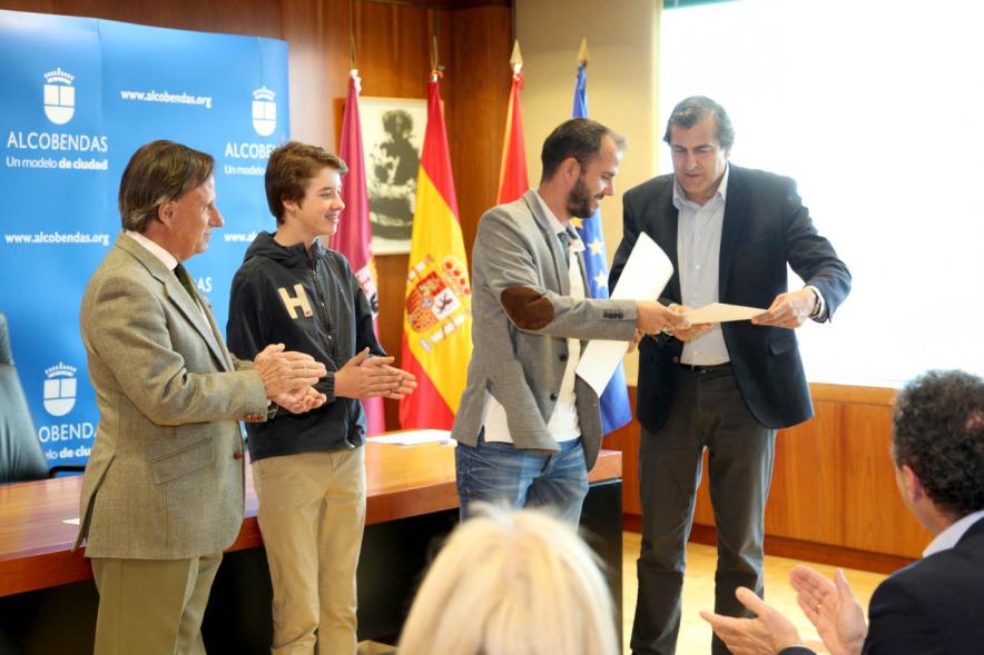 Reconocimiento a Alumnos Excelentes 2018/2019 - Imagen del alcalde García de Vinuesa y el concejal de cultura Fernando Martínez junto al alumno Tomás Pardina a uno de los profesores, Alberto Paredes después de recibir su diploma.  
