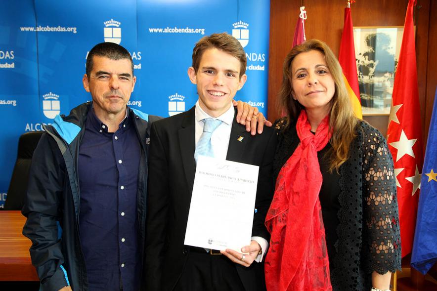 Reconocimiento a Alumnos Excelentes 2018/2019 - Imagen del alumno Rodrigo Marlasca Aparicio posando con sus padres.