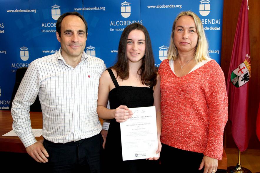 Reconocimiento a Alumnos Excelentes 2018/2019 - Imagen de la  alumna Mar Becares Escuriola posando con su familia. 