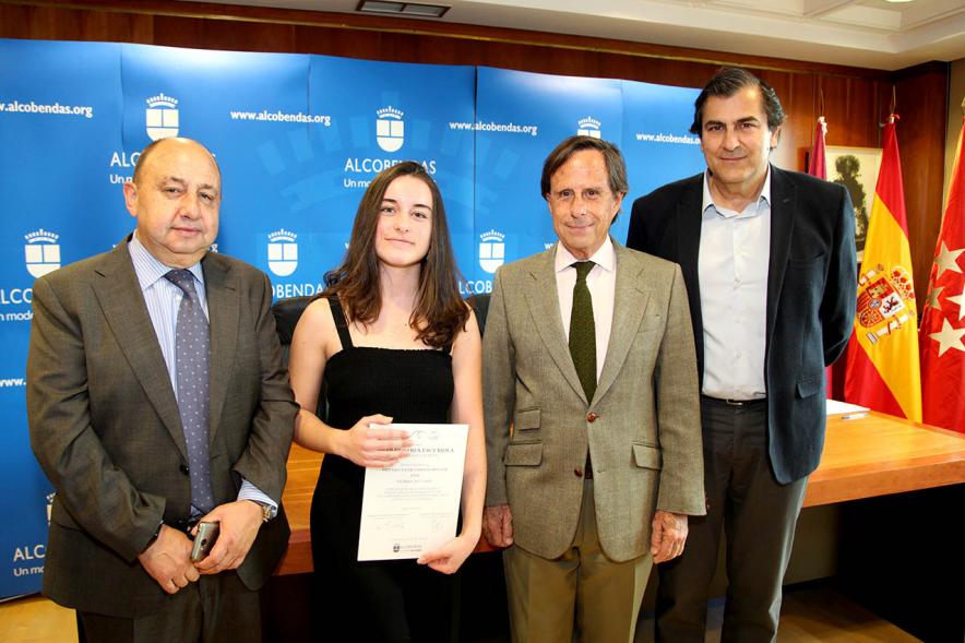Reconocimiento a Alumnos Excelentes 2018/2019 - Imagen del alcalde García de Vinuesa y el concejal de cultura Fernando Martínez posando junto a la alumna Mar Becares Escuriola después de recibir su diploma.