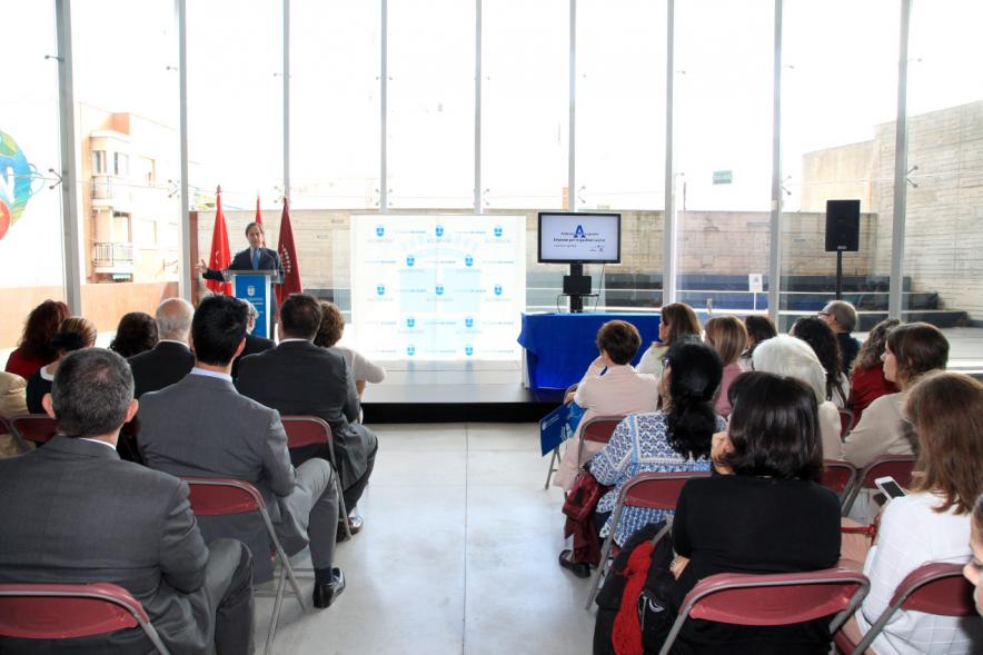 Reconocimiento a Empresas por Igualdad Salarial y Alcobendas Concilia - El alcalde García de Vinuesa dirigiéndose al público asistente.