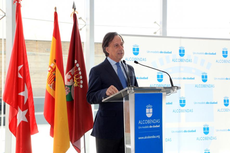 Reconocimiento a Empresas por Igualdad Salarial y Alcobendas Concilia -  El alcalde García de Vinuesa dirigiéndose al público asistente.
